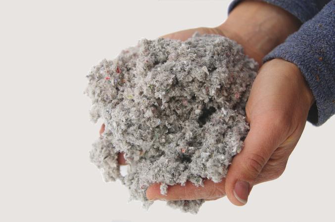 Aislamiento orgánico de fibras de celulosa reciclada