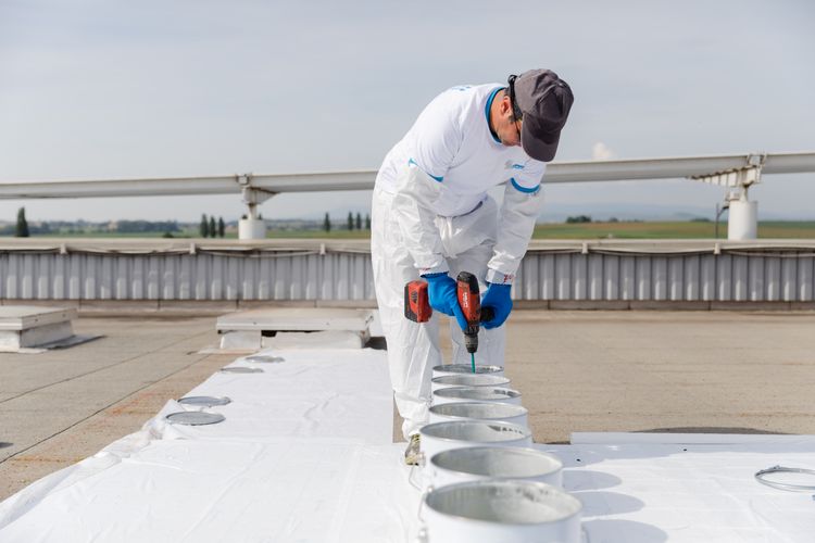 ¿Qué es un sistema Cool Roof y cómo puede reducir hasta 30 °C en cubierta?