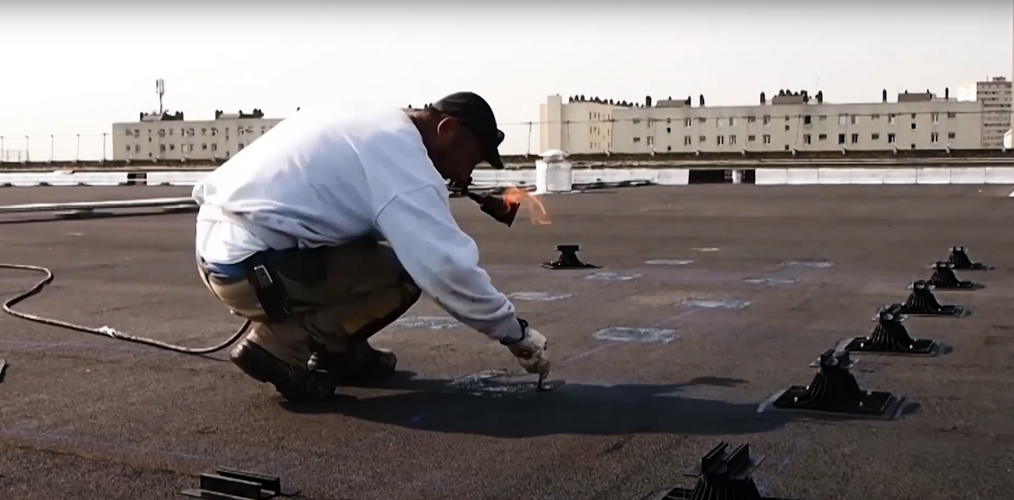 Cómo instalar los soportes de paneles fotovoltaicos SOPRASOLAR FIX EVO sobre lámina asfáltica